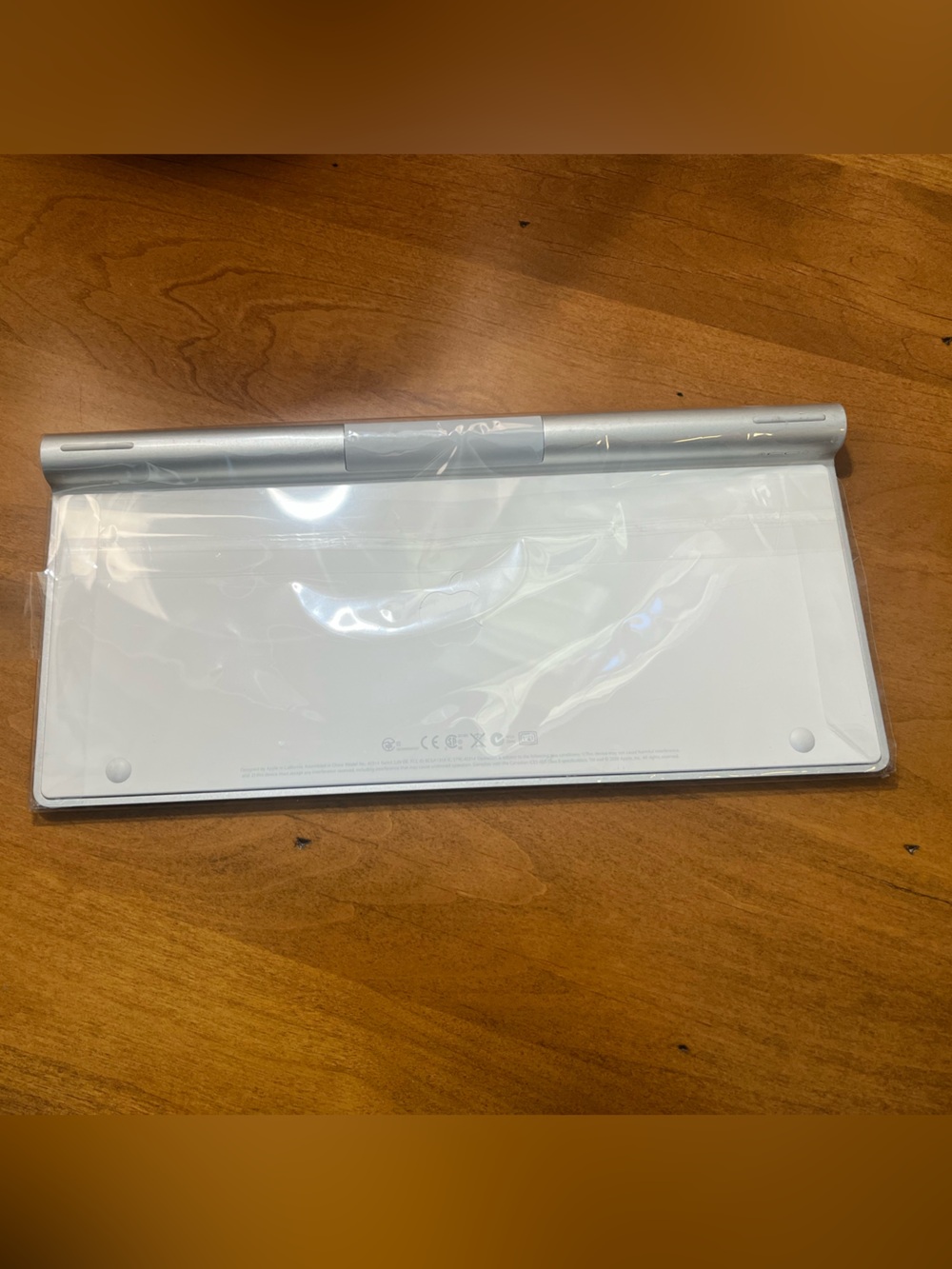 New APPLE Wireless Keyboard MODEL A1314 - Still Wrapped in Original Plastic - Picture 2 of 2